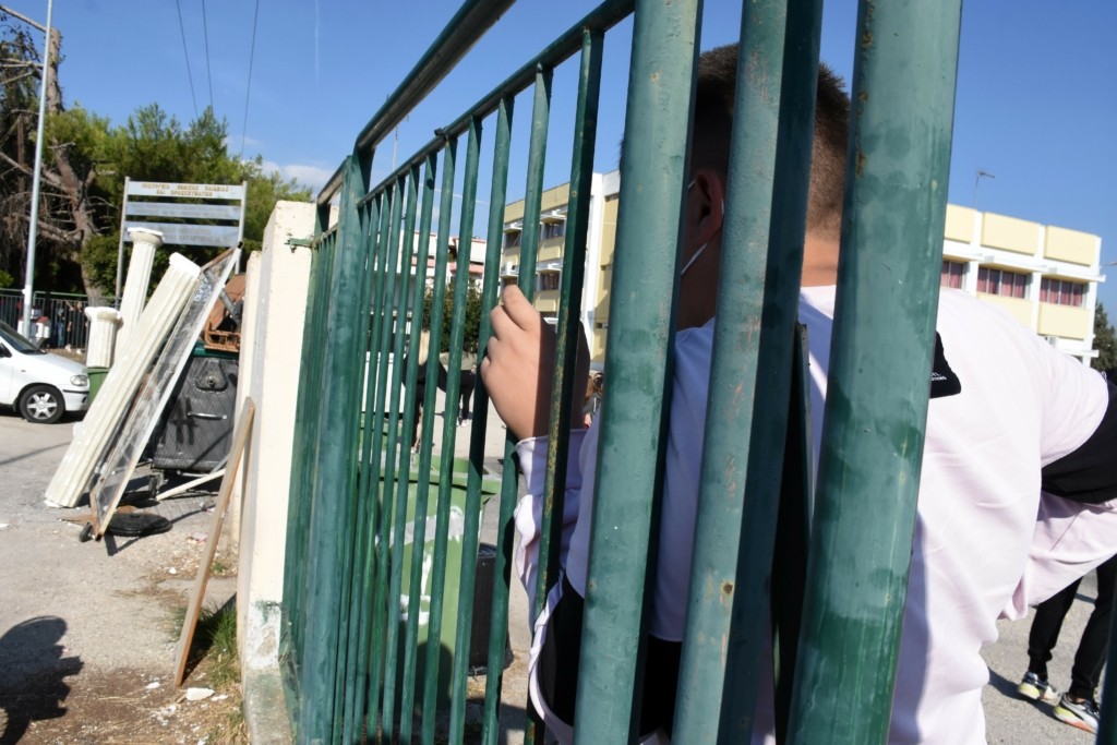 Έκαναν “γυαλιά καρφιά” γυμνάσιο στα Μελίσσια – Τρεις συλλήψεις μαθητών (vids)