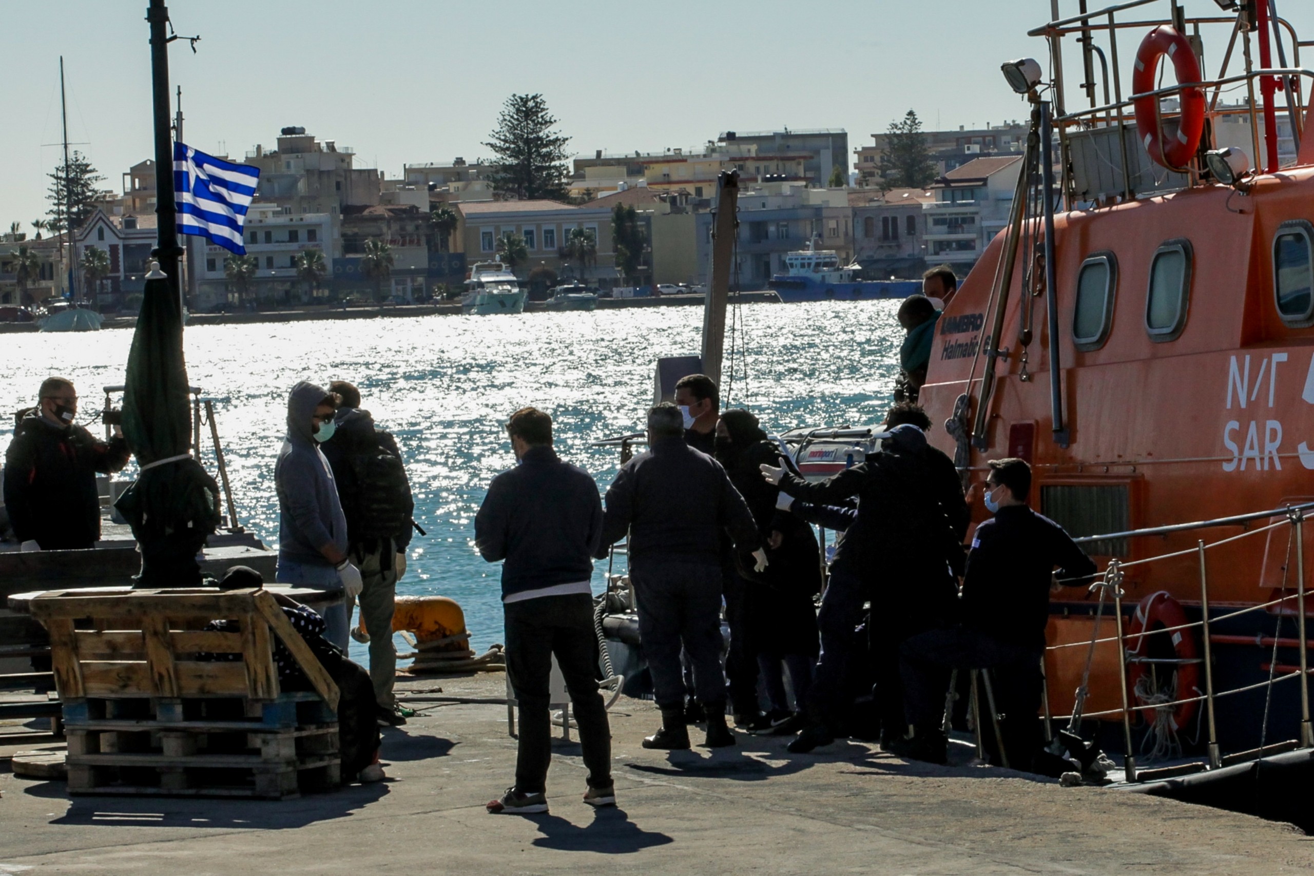 Αίσιο τέλος στην ολονύχτια επιχείρηση διάσωσης 75 μεταναστών νότια της Πελοποννήσου