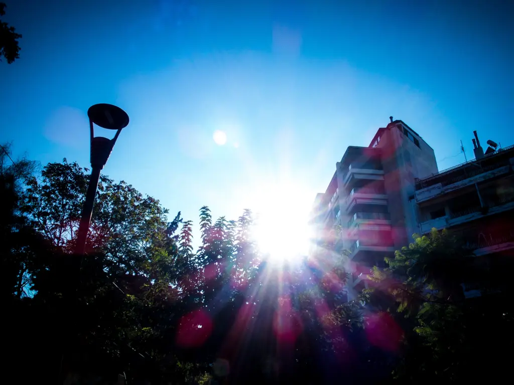 Ηλιόλουστος ο καιρός σήμερα στο μεγαλύτερο μέρος της χώρας – Πού θα εκδηλωθούν βροχές