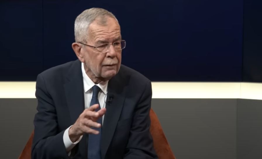 Ο Αλεξάντερ Φαν ντερ Μπέλεν επανεκλέγεται ομοσπονδιακός πρόεδρος από τον πρώτο γύρο στην Αυστρία