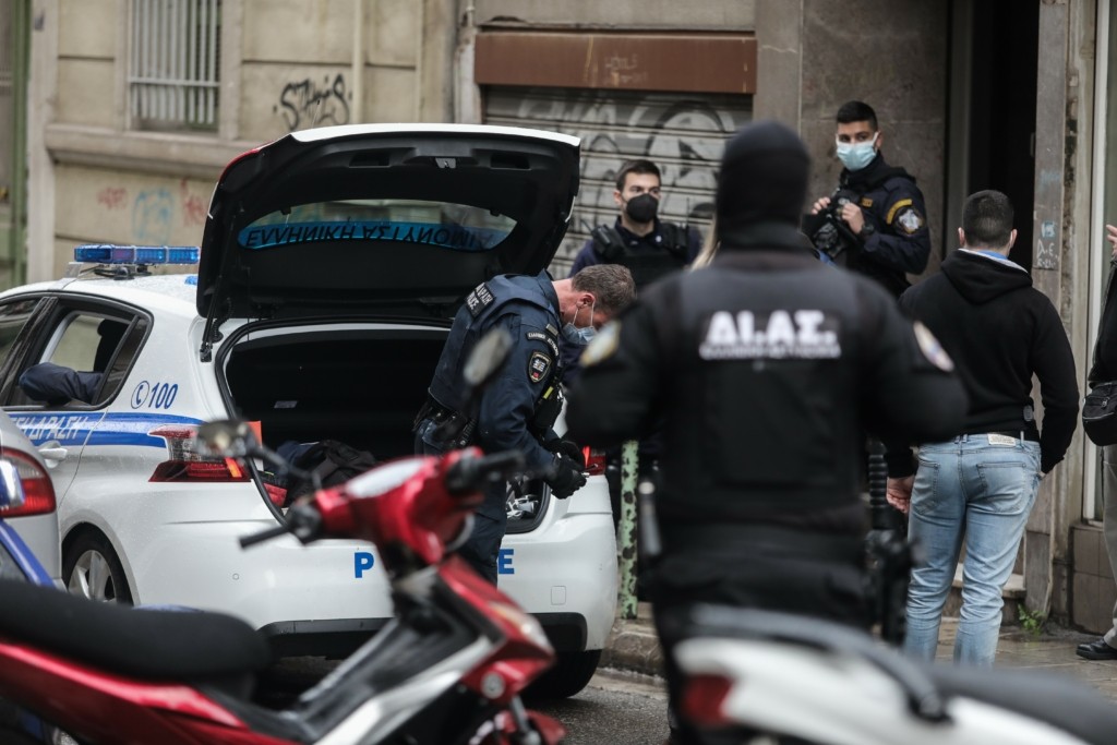 Άγρια συμπλοκή μεταξύ ανηλίκων στα Καμίνια – Βγήκαν μαχαίρια και γκλοπ – Δύο τραυματίες