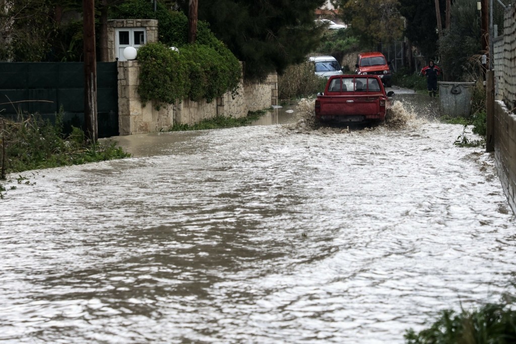 “Πνίγηκε” η Κέρκυρα από τη βροχή – Πλημμύρισε σχολείο – Εγκλωβισμένοι στα σπίτια τους οι κάτοικοι (vid)