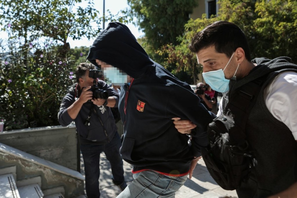 Συμπληρωματική δίωξη σε βάρος του 53χρονου για εμπορία ανθρώπων και οπλοκατοχή – Πόσους βιαστές της 12χρονης “έχει” η ΕΛ.ΑΣ.