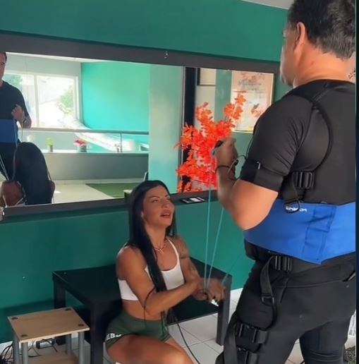 Σε “fitness mood” ο Άδωνις Γεωργιάδης – Γυμνάζεται με τη βοήθεια κούκλας personal trainer (vid)