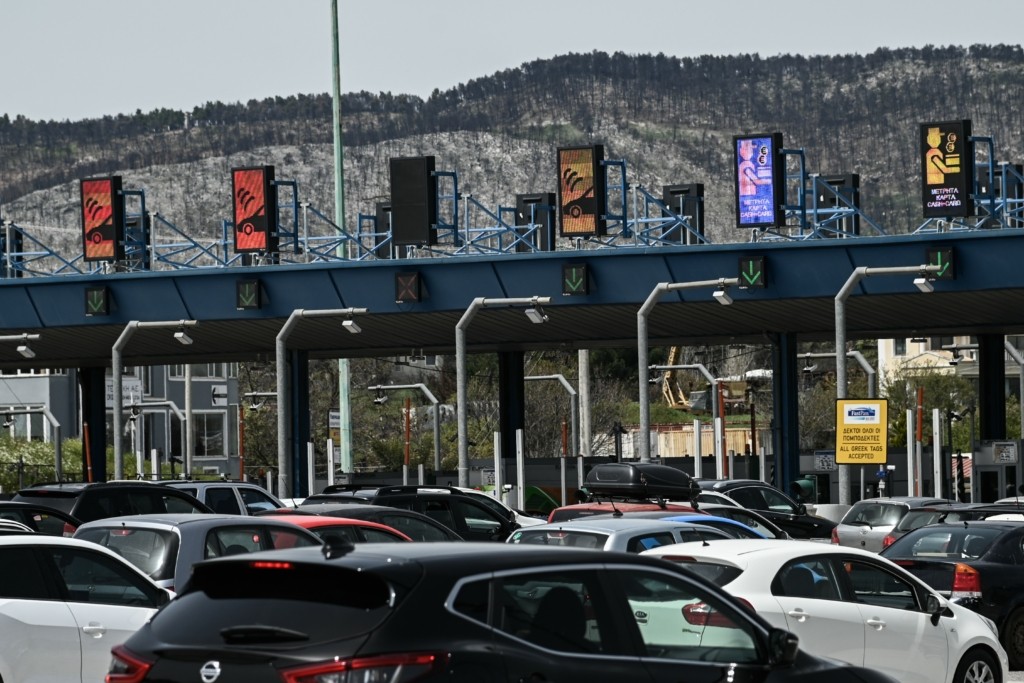 Κίνηση ΤΩΡΑ – Χάος με ουρές άνω των 35 χιλιομέτρων από την επιστροφή εκδρομέων – Δείτε που επικρατεί το αδιαχώρητο (vid)