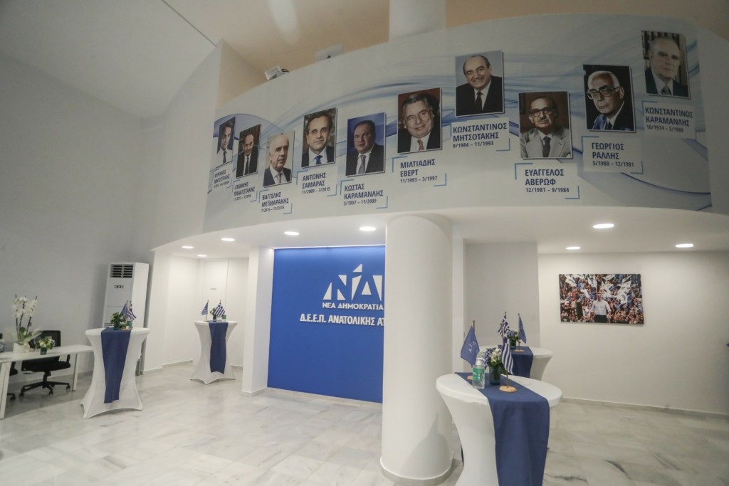 Επίθεση κουκουλοφόρων στα γραφεία της ΝΔ στην Πάτρα – Πέταξαν μπογιές και φώναξαν συνθήματα