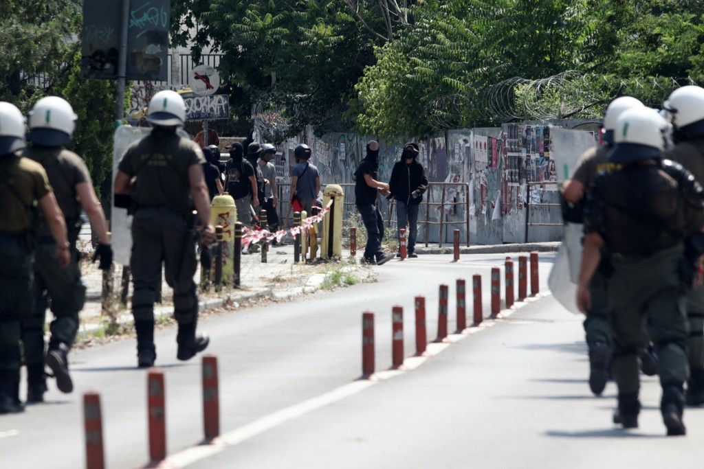 Νέος γύρος έντασης στο ΑΠΘ – Πέταξαν επτά μολότοφ σε διμοιρία των ΜΑΤ (pics)