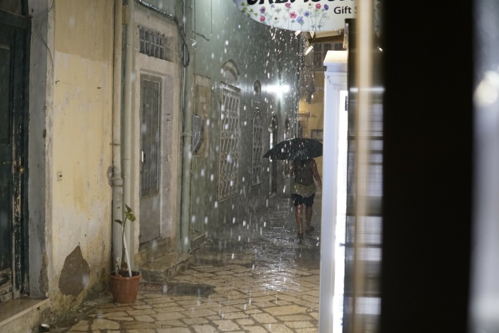 Άνοιξαν οι “ουρανοί” στα Δωδεκάνησα – Έντονες βροχοπτώσεις χωρίς προβλήματα