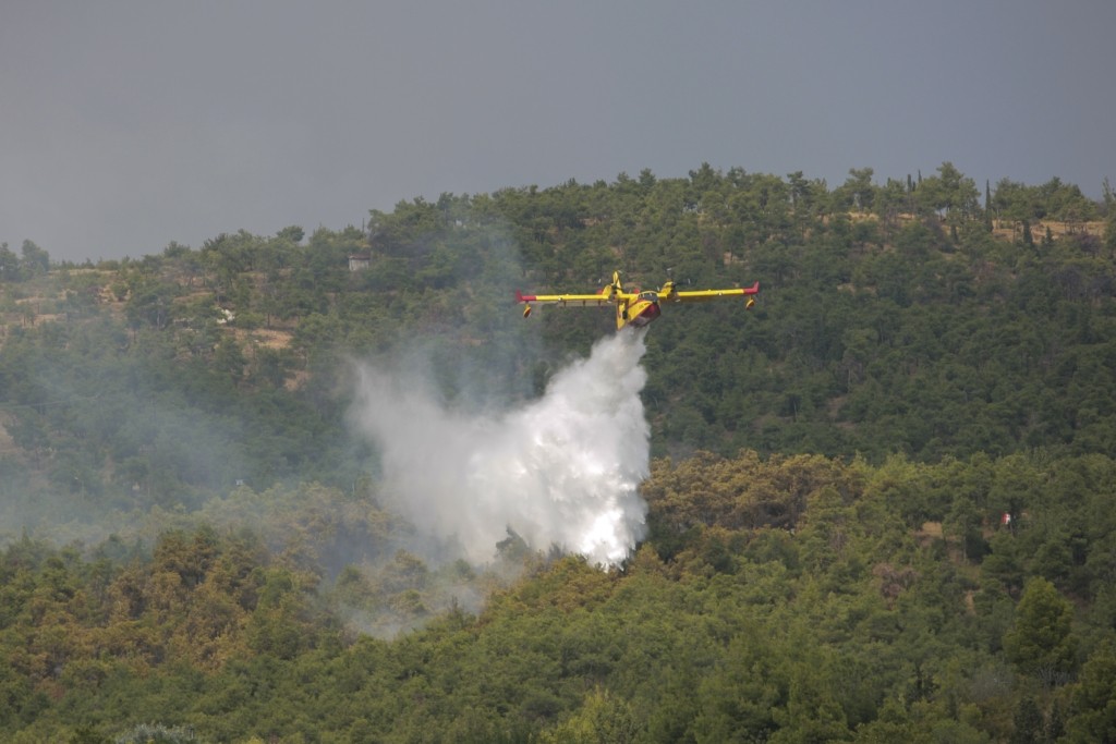 Μεγάλη φωτιά τώρα στο Χιλιομόδι Κορινθίας – Επιχειρούν πέντε εναέρια μέσα