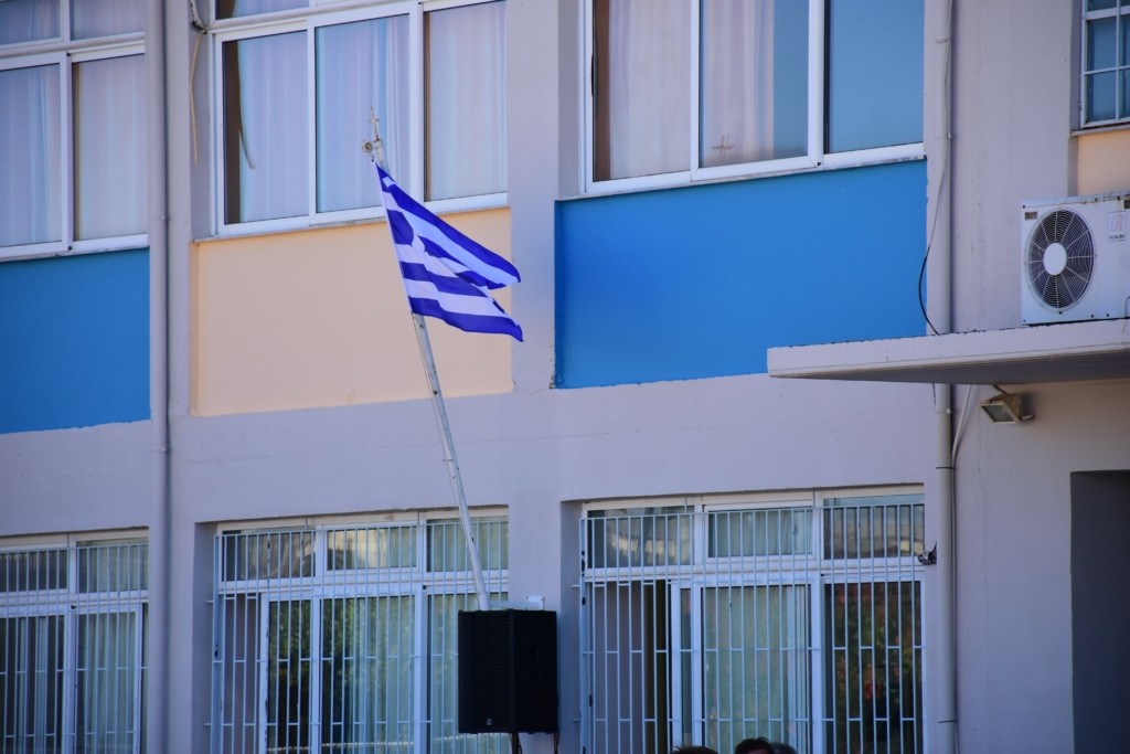 Αδιανόητο περιστατικό στη Μαγνησία – Έσκισαν ελληνική σημαία σε σχολείο και έβαλαν στη θέση της λάστιχα αυτοκινήτου