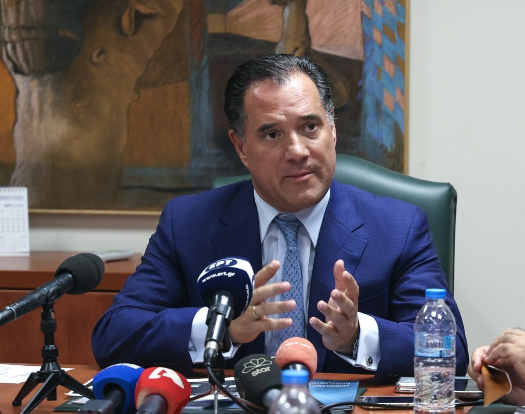 “Δεν παρεμβαίνουμε στον ανταγωνισμό της αγοράς” – Διευκρινίσεις Γεωργιάδη για το “καλάθι του καταναλωτή” (vid)
