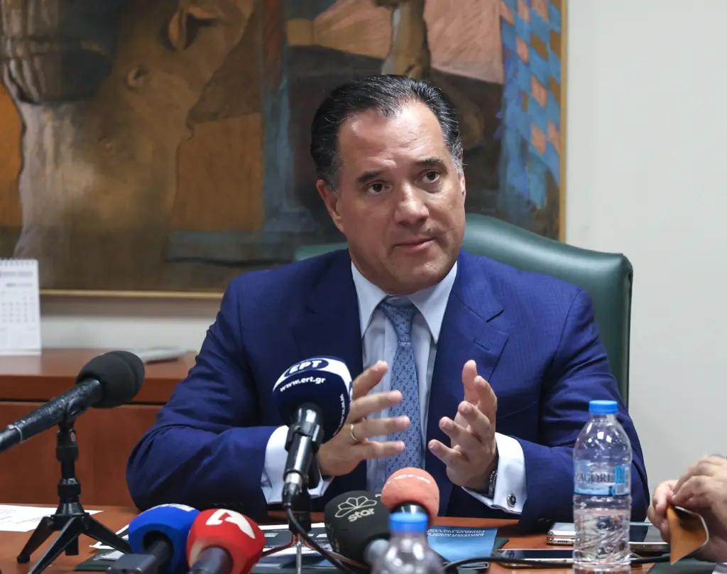 “Δεν παρεμβαίνουμε στον ανταγωνισμό της αγοράς” – Διευκρινίσεις Γεωργιάδη για το “καλάθι του καταναλωτή” (vid)