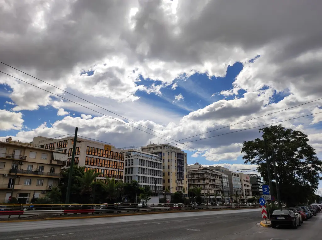 Υψηλές θερμοκρασίες και καλός καιρός στις περισσότερες περιοχές της χώρας