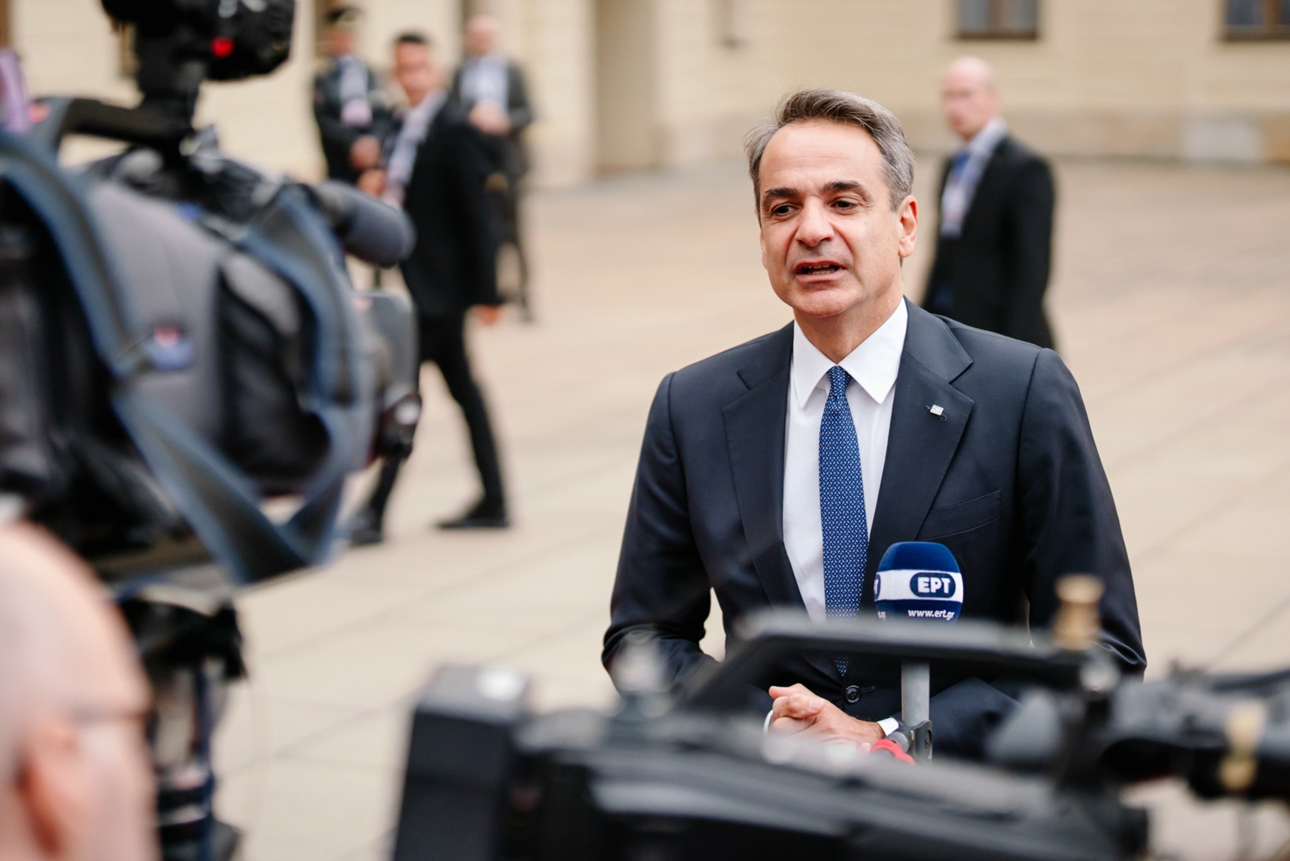 Μήνυμα ισχύος Μητσοτάκη από την Πράγα – “Η Ελλάδα απαντά σε κάθε πρόκληση – Δεν λέμε όχι στον διάλογο”