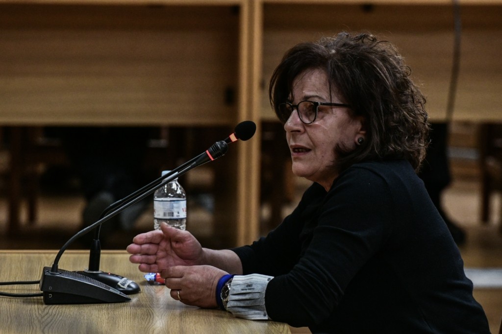 “Προσπάθησα να τον ζεστάνω για να σηκωθεί” – Συγκινεί η Μάγδα Φύσσα στην κατάθεση για τον δολοφονημένο Παύλο