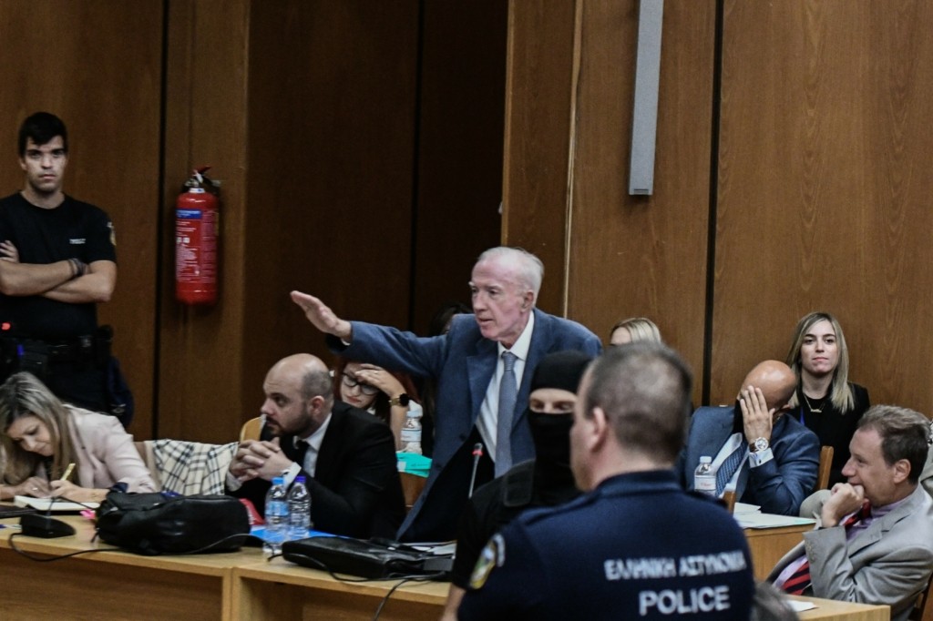 Οι δικηγόροι ζητούν την καταδίκη του Πλεύρη για τον ναζιστικό χαιρετισμό στη δίκη της Χρυσής Αυγής