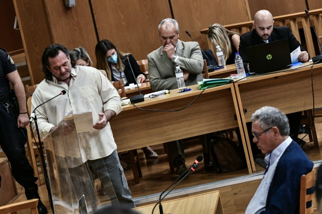 “Τρέχα, έχουν μαχαιρώσει το παιδί” – Τι κατέθεσε ο πατέρας του δολοφονημένου Παύλου Φύσσα (vid)
