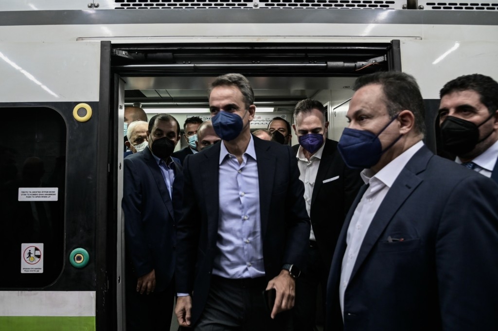 Μητσοτάκης στα εγκαίνια του μετρό στον Πειραιά – “Εμείς δεν παραδίδουμε μουσαμάδες, αλλά έργα” (vid)