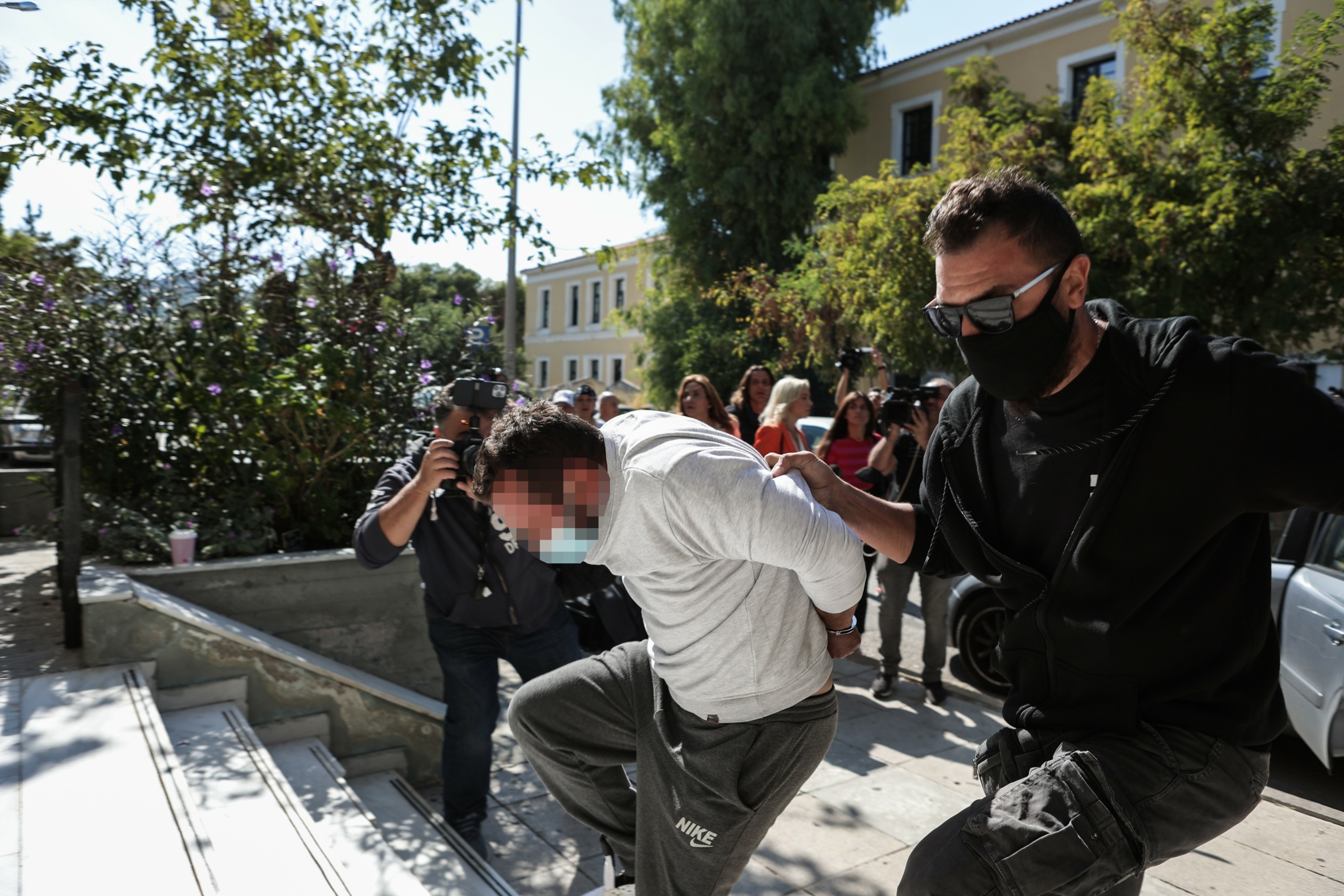 Πατέρας τριών μικρών παιδιών ο 42χρονος “πελάτης” του 53χρονου – Τι λέει γείτονάς του στο DEBATER