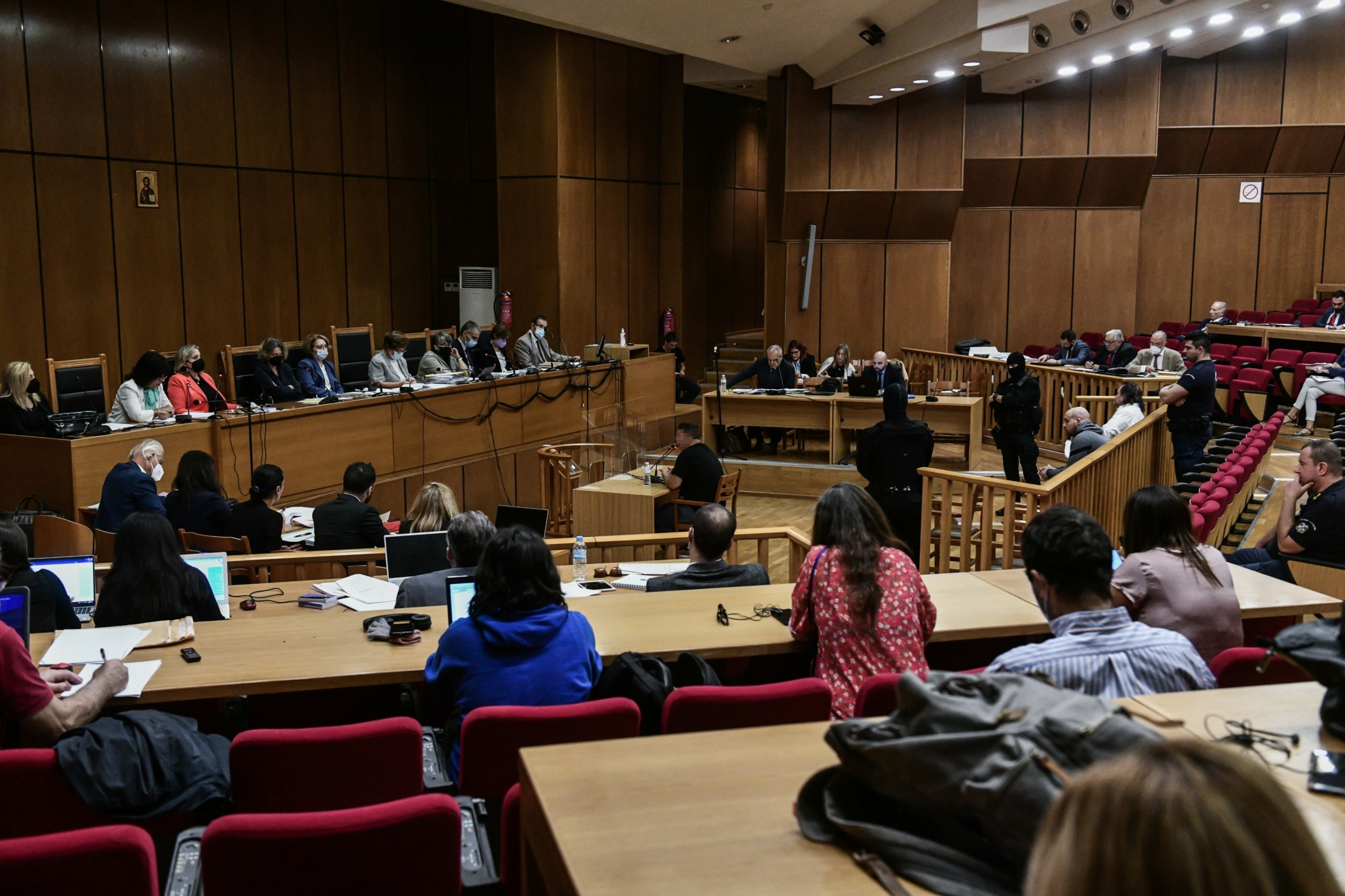 “Είχαν στόχο τον Παύλο με άνωθεν εντολή – Ο Ρουπακιάς ήταν χωρίς χειροπέδες στο τμήμα” – Η κατάθεση φίλου του δολοφονημένου Φύσσα