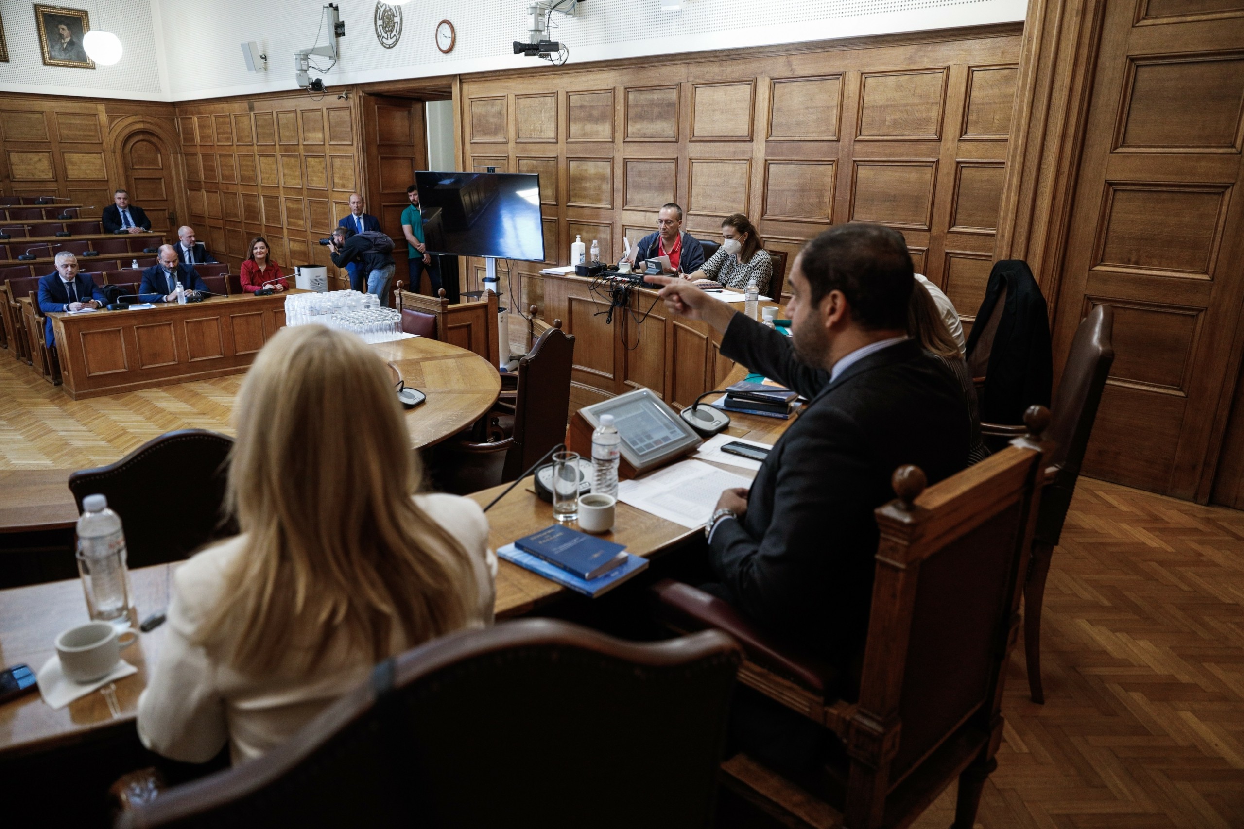 “Δεν υπάρχει καταπάτηση της μειοψηφίας” – Η κυβέρνηση ξεκαθαρίζει για την υπόθεση υποκλοπών