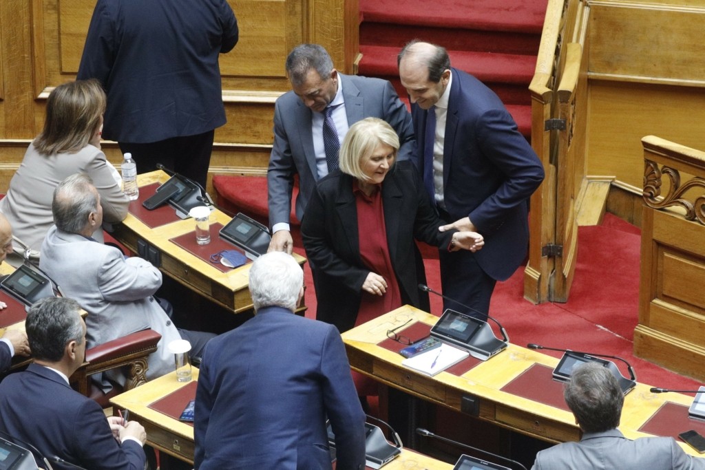 Σκόνταψε στη Βουλή η Σοφία Βούλτεψη – Δείτε το σχόλιο του Τσίπρα (pics&vid)