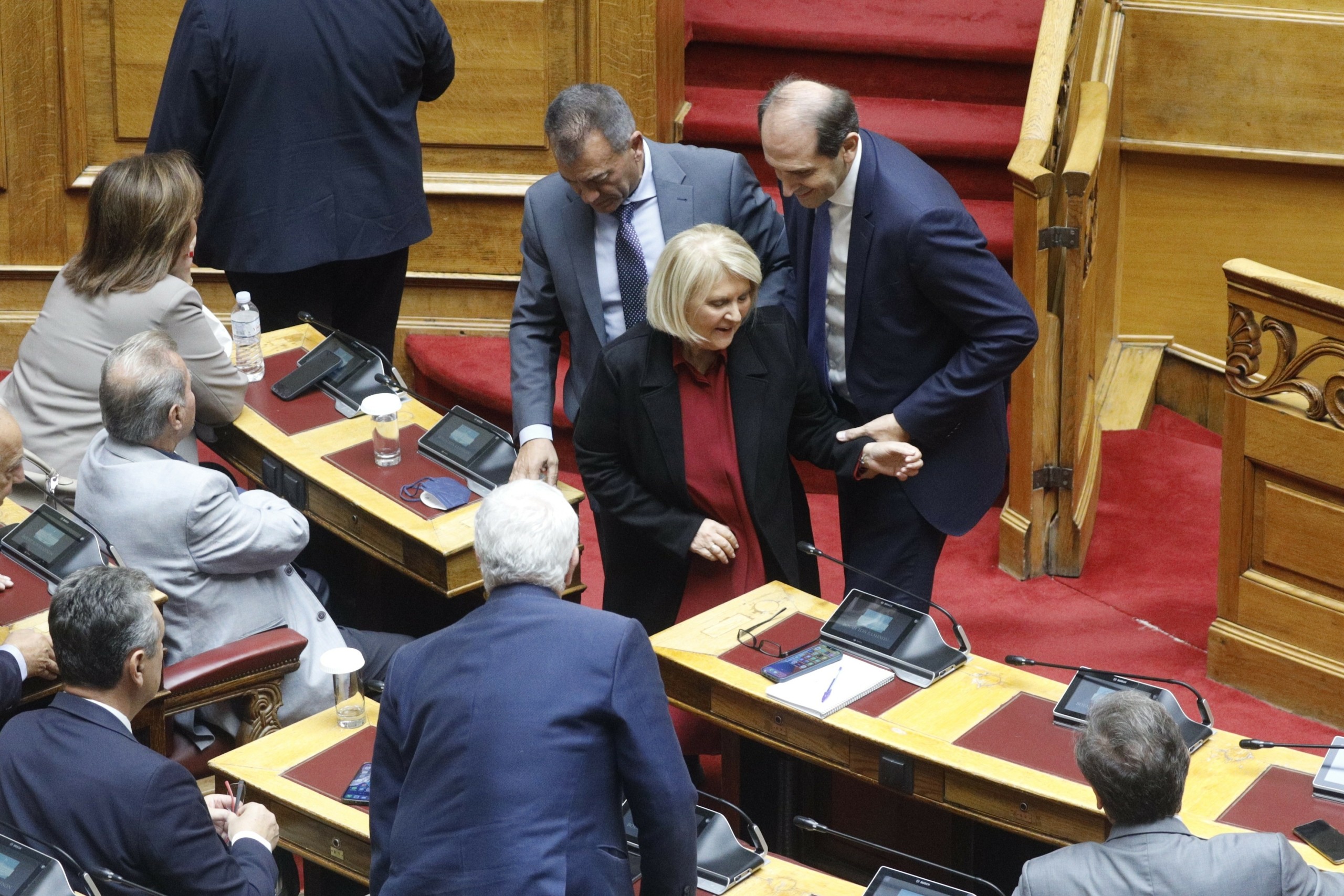 Σκόνταψε στη Βουλή η Σοφία Βούλτεψη – Δείτε το σχόλιο του Τσίπρα (pics&vid)