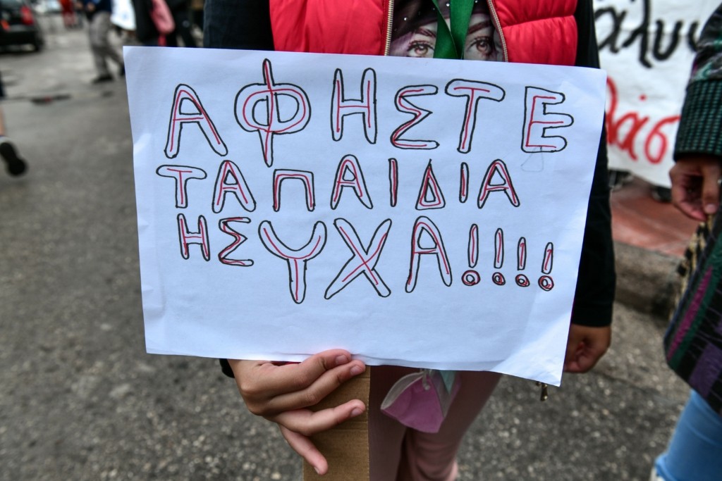 “Αγγίζουν” τον διαβόητο “Μιχάλη” που συνόδευε τη 12χρονη στα ραντεβού της φρίκης – “Κλειδί” η σύλληψή του