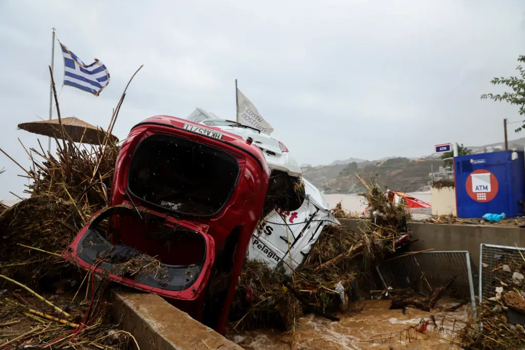 Λιγοστεύουν οι ελπίδες για την αγνοούμενη στην Κρήτη – “Την είδαν να την παρασέρνει το νερό” – Και δύτες στις έρευνες (vids)