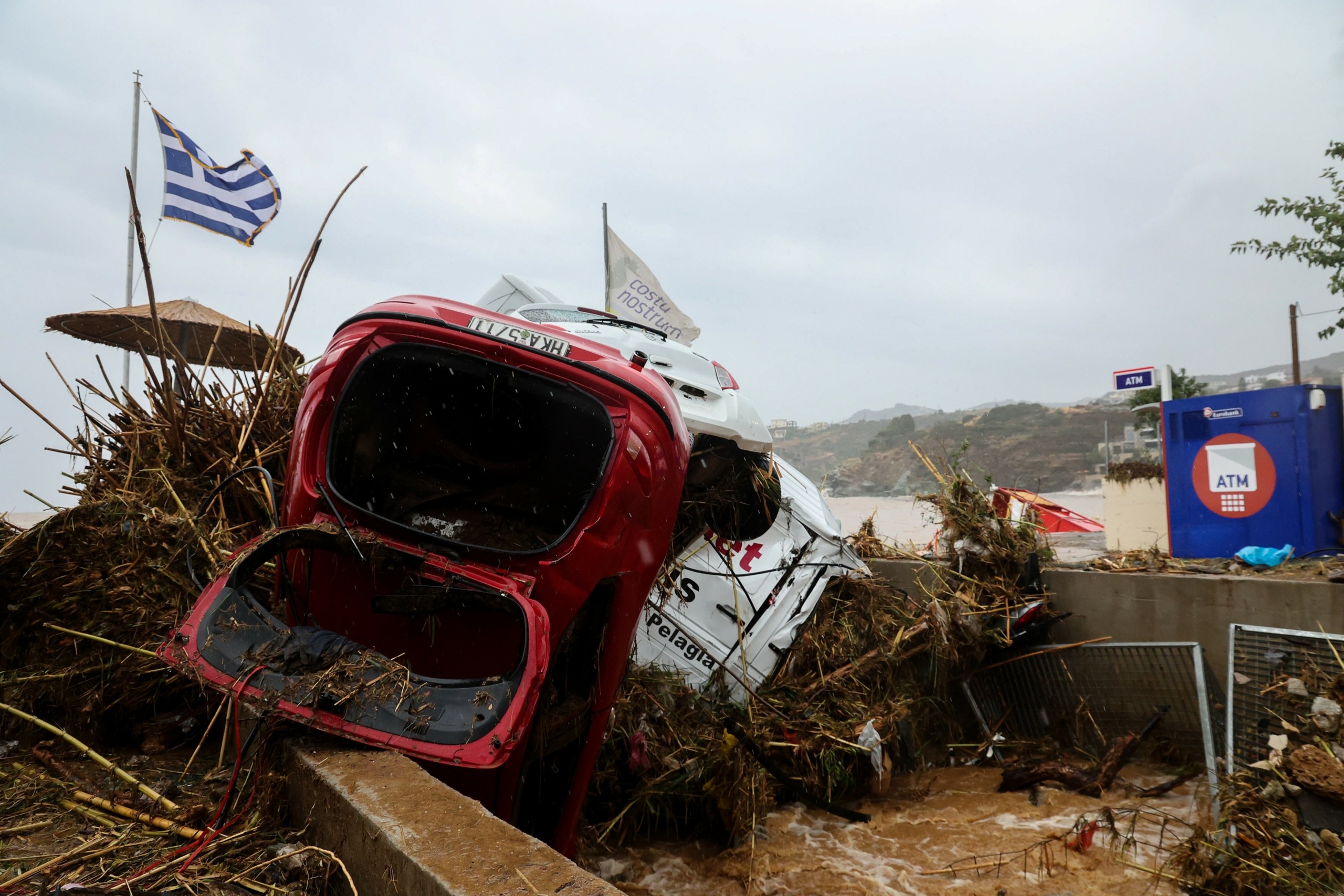 Λιγοστεύουν οι ελπίδες για την αγνοούμενη στην Κρήτη – “Την είδαν να την παρασέρνει το νερό” – Και δύτες στις έρευνες (vids)