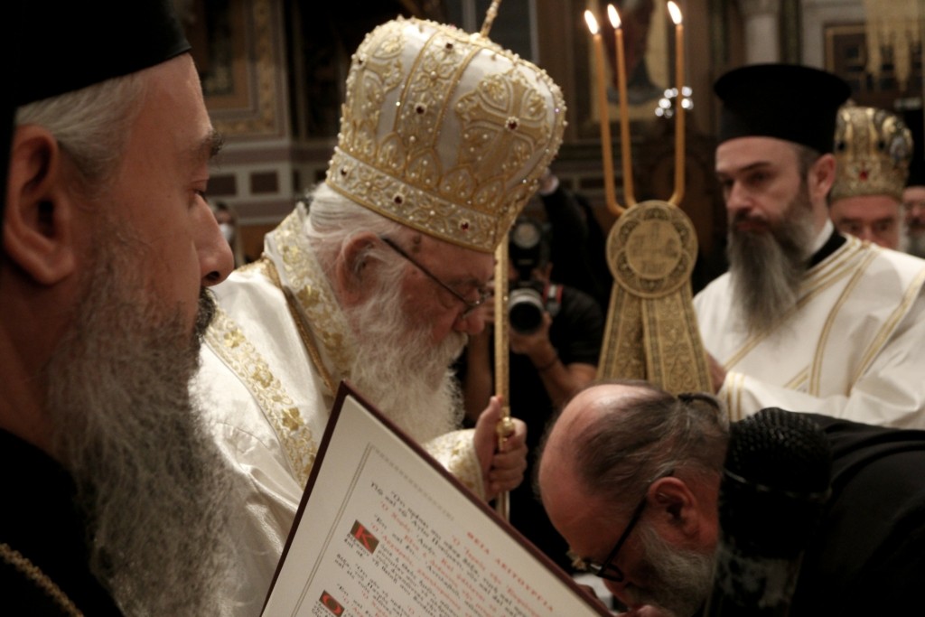 Ο Ιερώνυμος δίνει τελεσίγραφο στον “ιερέα θαυματουργό” των Αγίων Ισιδώρων – Τον στέλνει σε μονή στη Βάρη