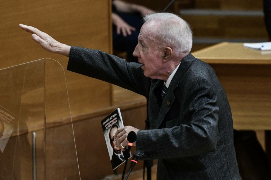 Αμετανόητος ο Κωνσταντίνος Πλεύρης – Χαιρέτησε ξανά ναζιστικά στο δικαστήριο – “Πιστεύουμε στον Μεταξά”