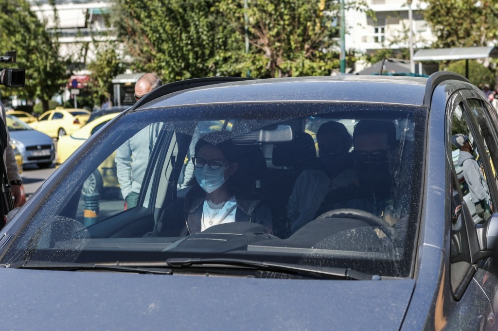 Στην Ευελπίδων η μητέρα της 12χρονης – Απολογείται στην ανακρίτρια – Ξέσπασε σε κλάματα ο γιος της