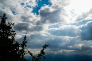 Καιρός σήμερα: Συννεφιά και μικρή πτώση της θερμοκρασίας – Πού υπάρχει πιθανότητα βροχών