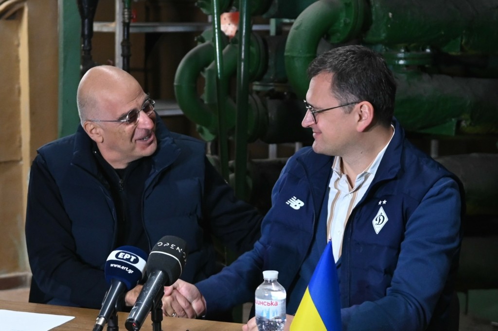 “Ελευθερία ή θάνατος” αναφώνησε ο υπουργός Εξωτερικών της Ουκρανίας δίπλα στον Δένδια στο καταφύγιο
