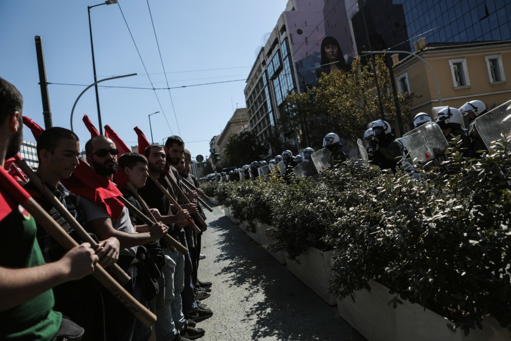 Ένταση στην πορεία φοιτητών στα Προπύλαια – Έπεσαν χημικά (vid)