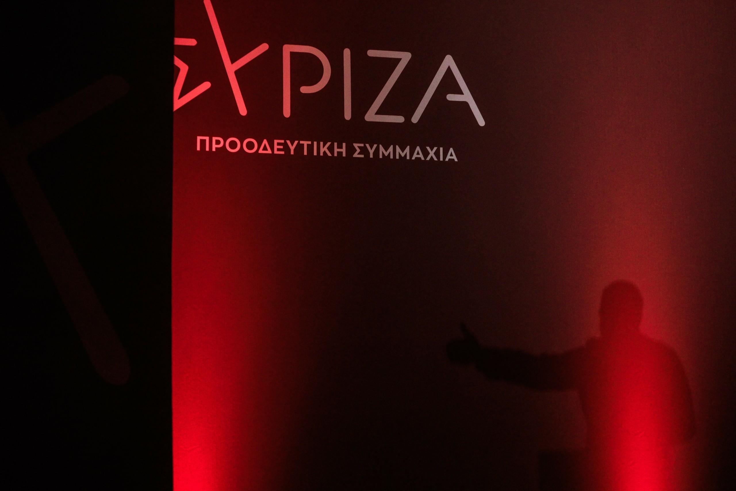 “Γαλάζια ακρίδα και κοινός μπαταχτσής ο Πάτσης” – Νέος γύρος επιθέσεων από ΣΥΡΙΖΑ στην κυβέρνηση