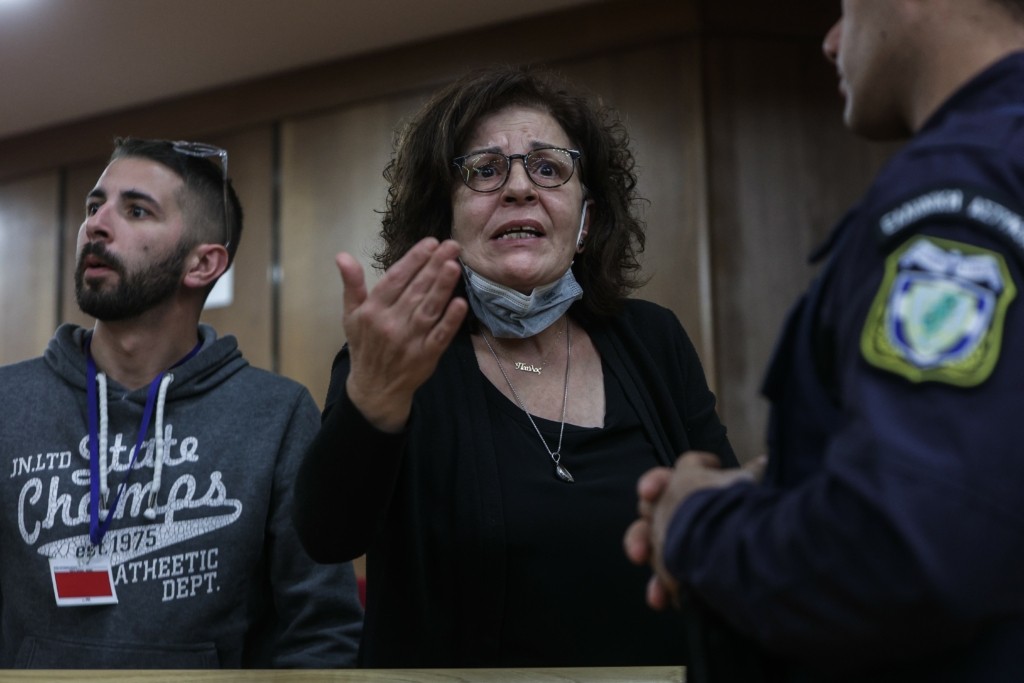 Οργισμένη η Μάγδα Φύσσα με ερωτήσεις της υπεράσπισης των κατηγορούμενων στη δίκη της “Χρυσής Αυγής” – “Θα βγω έξω, δεν μπορώ να τον ακούω” (vids)
