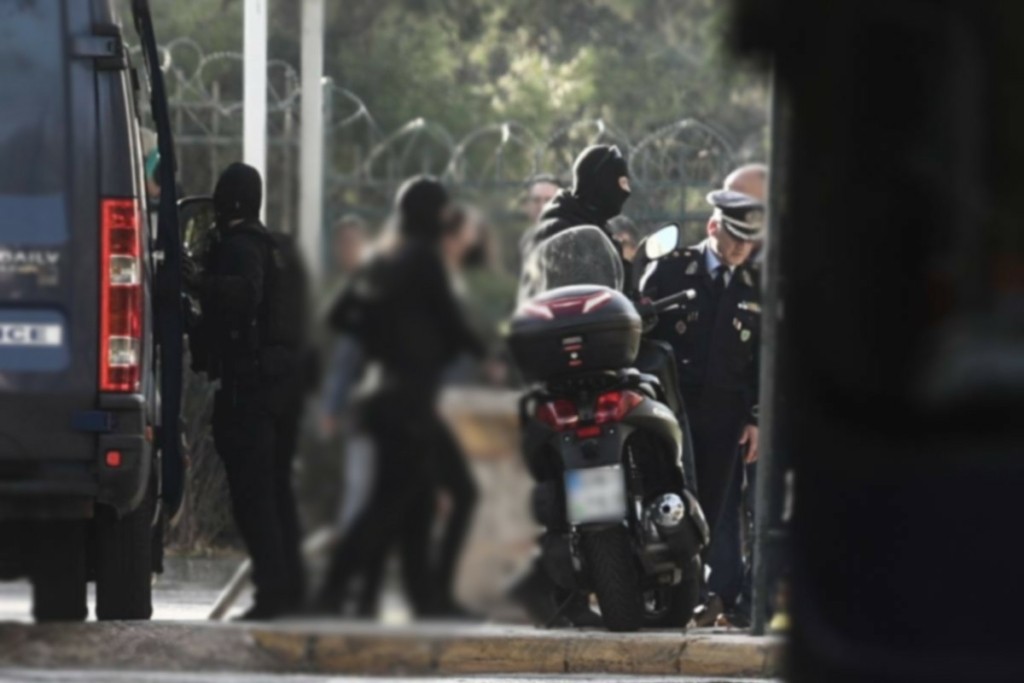 Ώρα απολογίας για τη Ρούλα Πισπιρίγκου – Ενώπιον της ανακρίτριας για τους θανάτους Μαλένας και Ίριδας