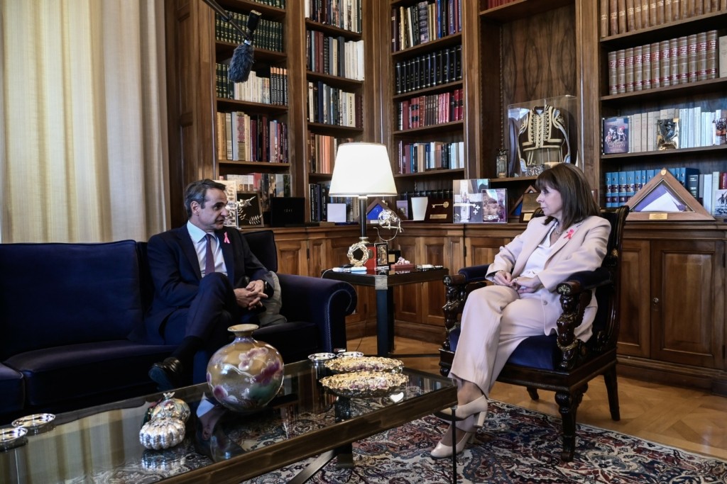 Μητσοτάκης σε Σακελλαροπούλου – “Στήριξη στους ευάλωτους, αλλά στο πλαίσιο των δημοσιονομικών αντοχών”