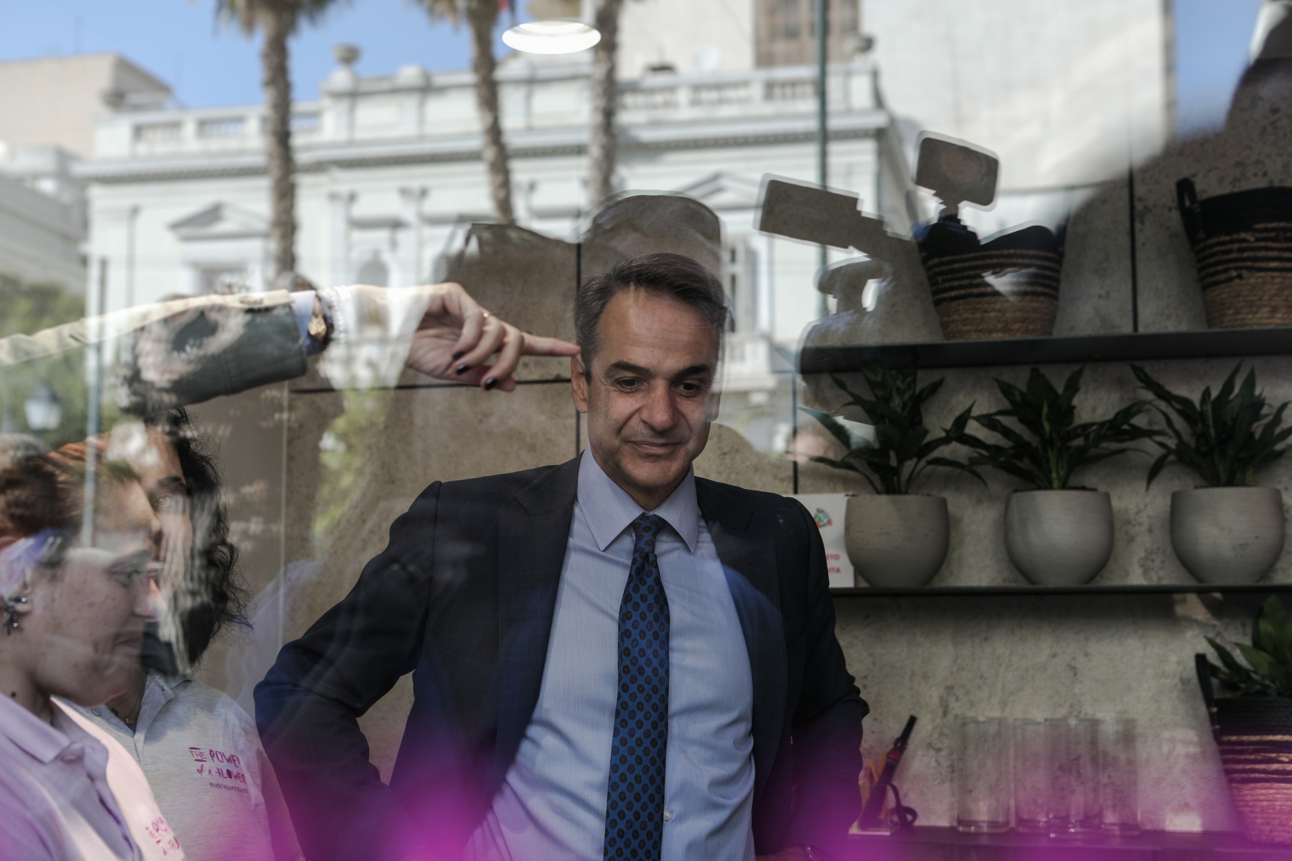 Ο Μητσοτάκης εγκαινίασε τα ανθοπωλεία στη Βουλή – “Είναι μέρα χαράς, μέρα πολύχρωμη για την Αθήνα”