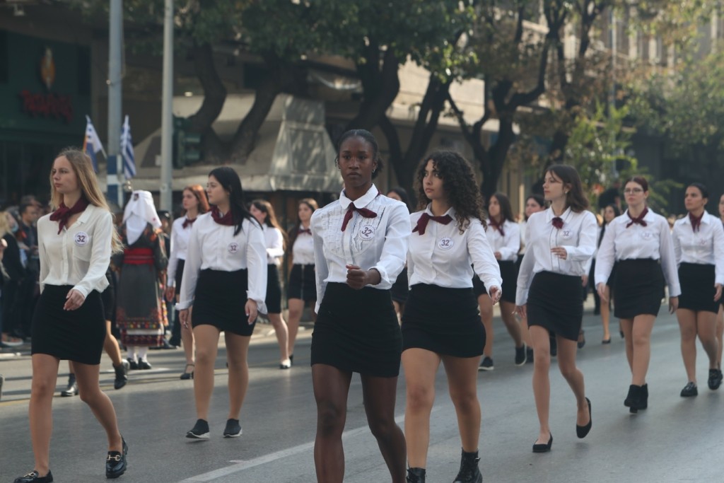 “Είμαι περήφανη για την πατρίδα μου” – Έκλεψε την παράσταση στην παρέλαση της Θεσσαλονίκης η μαθήτρια από την Κένυα – (vid)