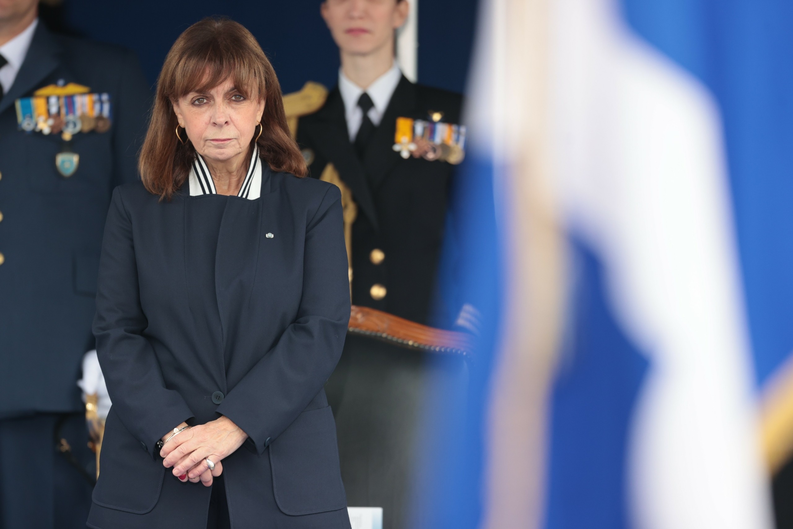 Ένταση με τους υγειονομικούς στην παρέλαση της Θεσσαλονίκης – Γυναίκα προσπάθησε να πλησιάσει τη Σακελλαροπούλου (vids)