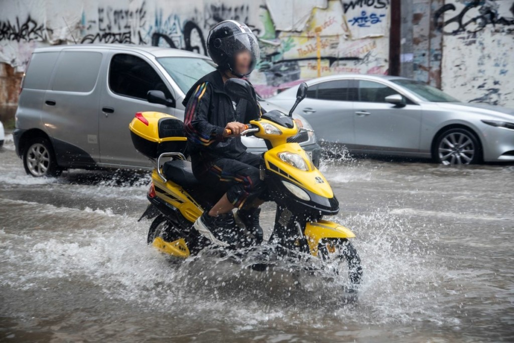 Παραμένει βροχερός ο καιρός με νοτιάδες έως επτά μποφόρ