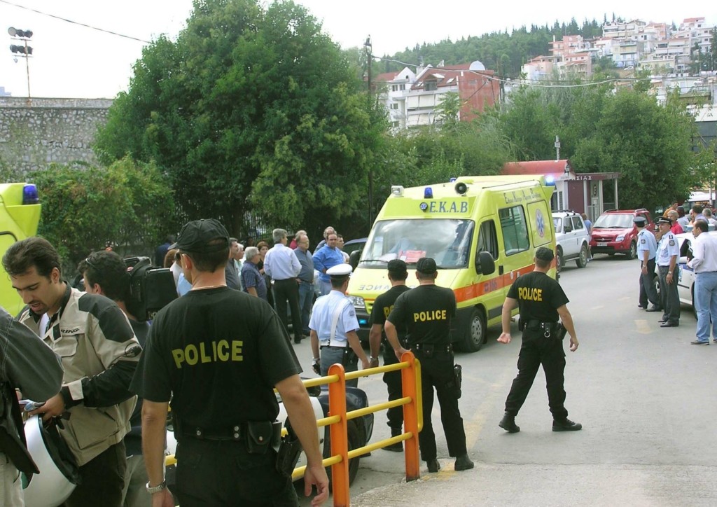 Τρομακτικό ατύχημα στην Κέρκυρα – Αυτοκίνητο παρέσυρε δασκάλα και τροχονόμο σε σχολείο (vid)