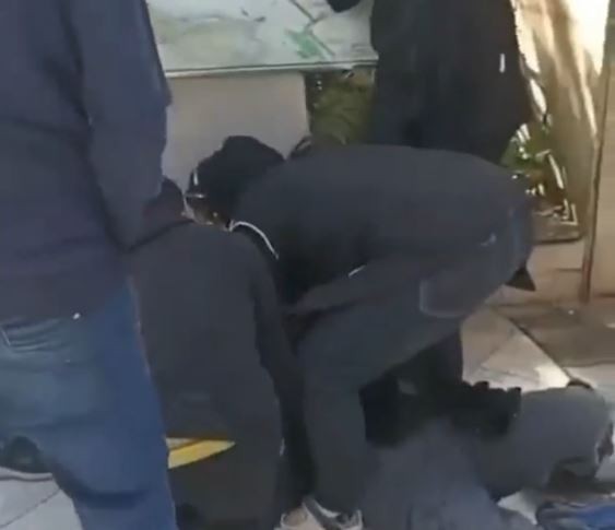 ΠΟΛΥ ΣΚΛΗΡΟ ΒΙΝΤΕΟ – Γυναίκα πέφτει στο έδαφος μετά από πυροβολισμό στο κεφάλι