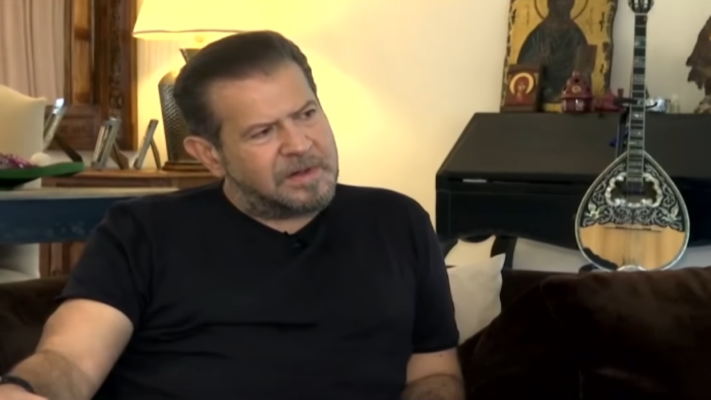 Ο Χάρης Κωστόπουλος αποκαλύπτει – “Θαυμάστρια έβγαλε το στήθος της έξω και ήθελε να υπογράψω πάνω” (vid)