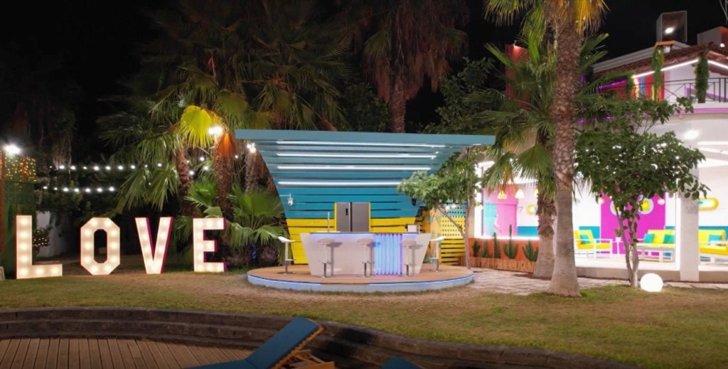 Love Island – Ο χρόνος μετράει αντίστροφα για την πρώτη αποχώρηση (pic&vid)
