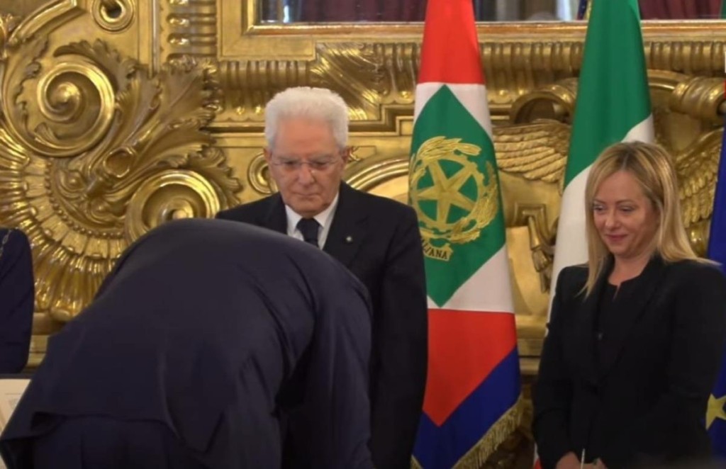 Ορκίστηκε η νέα ιταλική κυβέρνηση υπό τη Μελόνι – Από ποιους απαρτίζεται – Την Κυριακή το πρώτο υπουργικό συμβούλιο