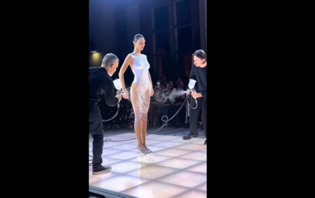 Όλοι μιλούν για τη Μπέλα Χαντίντ – Έφτιαξαν live το φόρεμα πάνω της! (pics&vid)